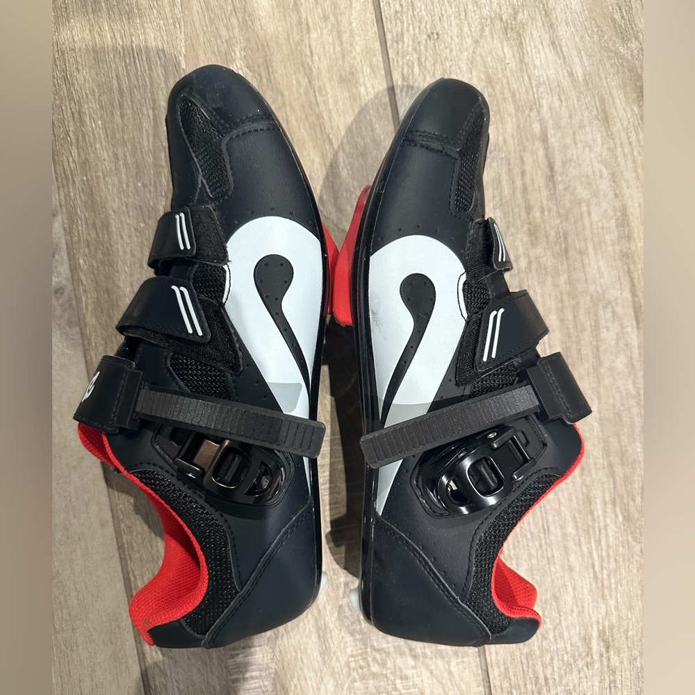 Men’s size 43 peloton bike shoes. Like new, only worn a few times.